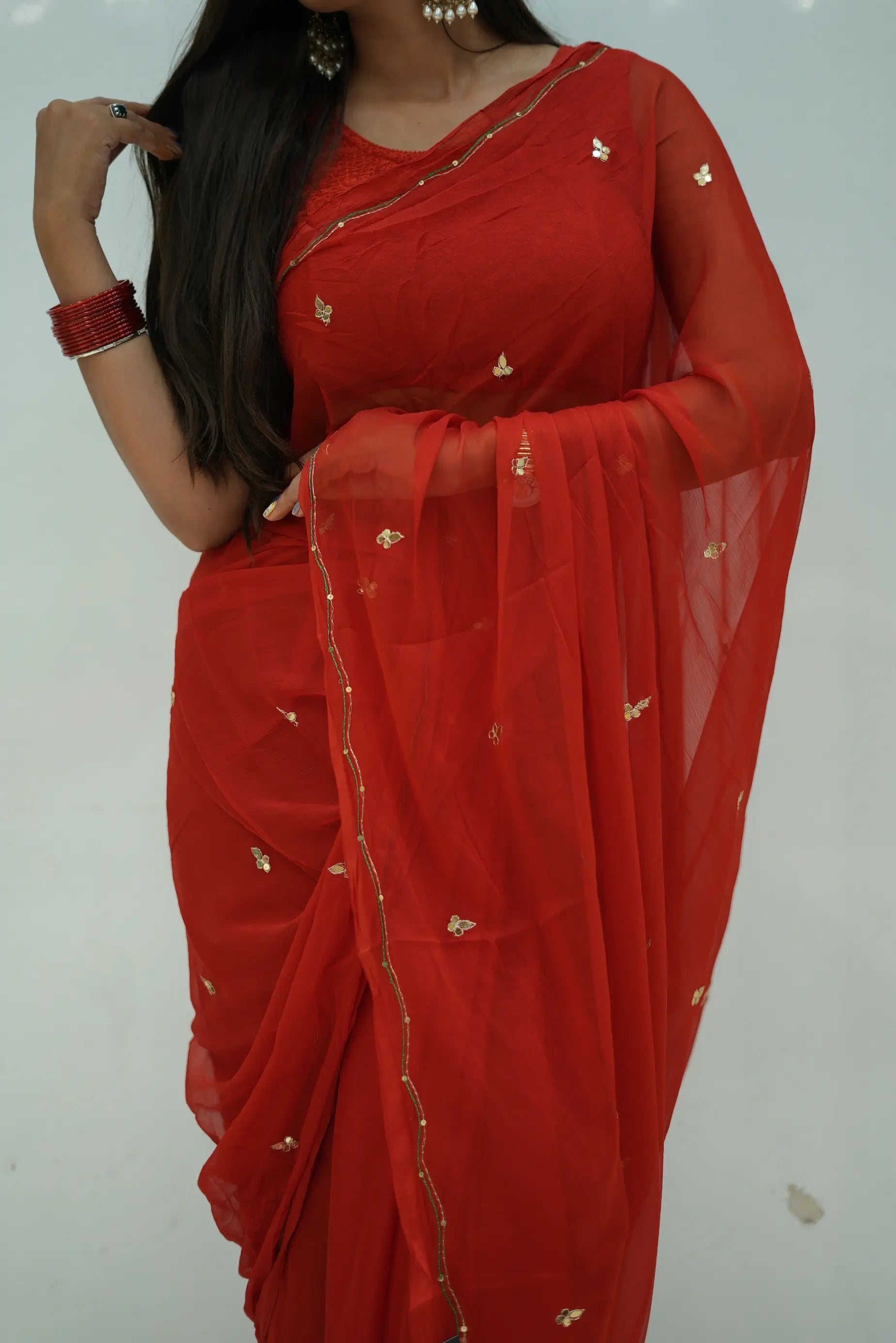 Chamunda Chiffon Saree With Buti Pattern & Kasab Work (With Blouse)