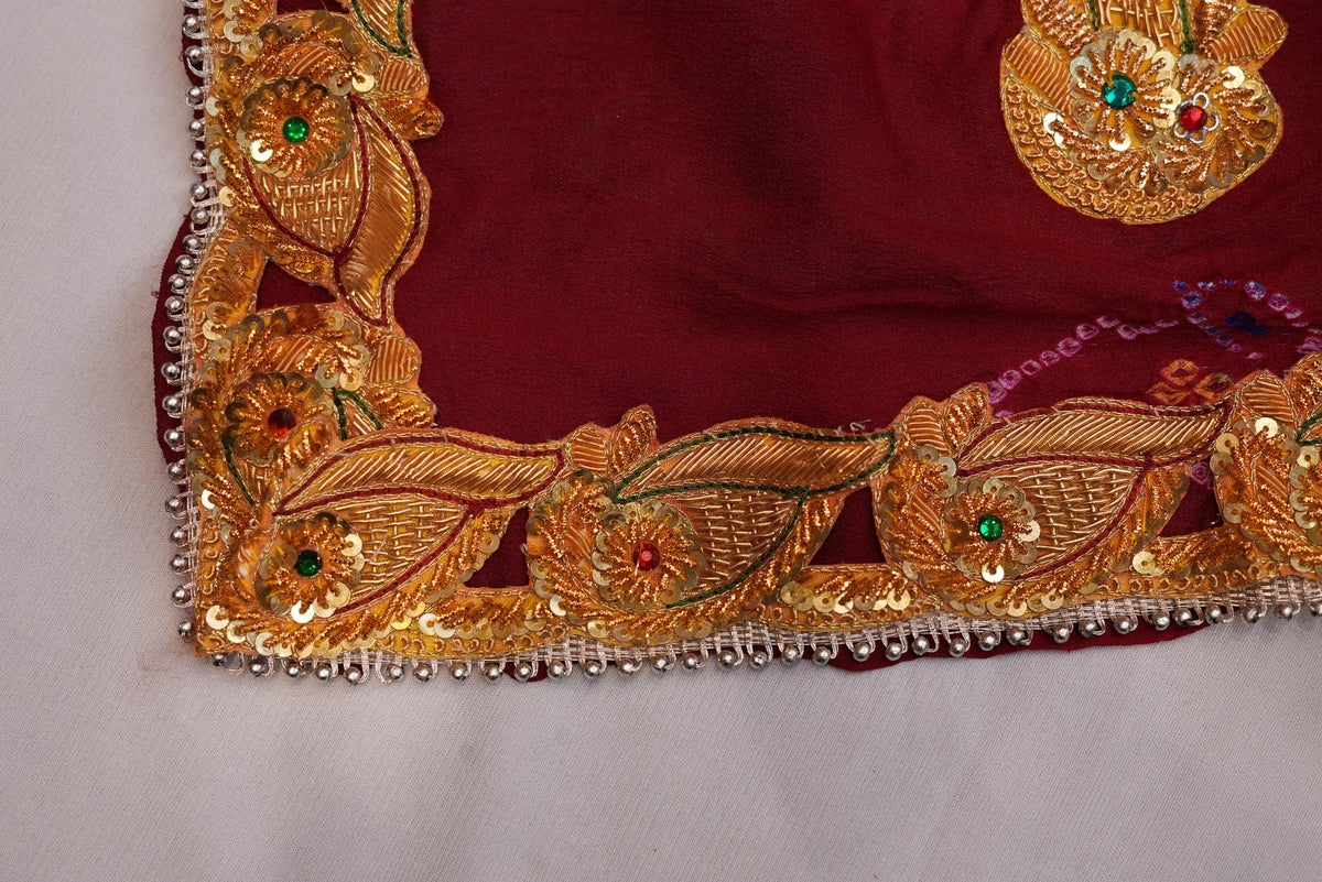 Corner view of Bandhani Chunri displaying metallic leaf lace border with silver bead trim