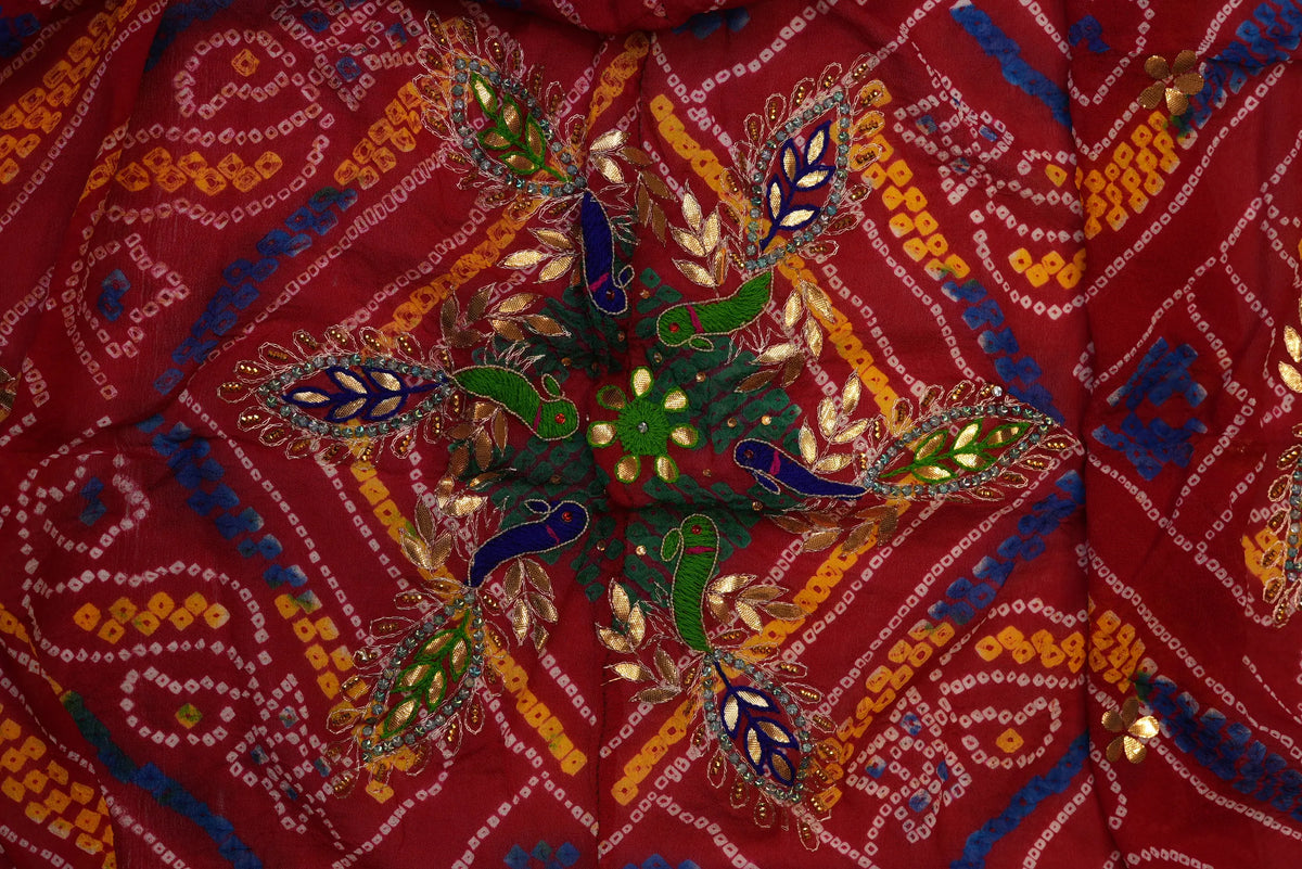 Center layout view showing multi-peacock handwork motifs surrounded by Ojariya Bandhej patterns