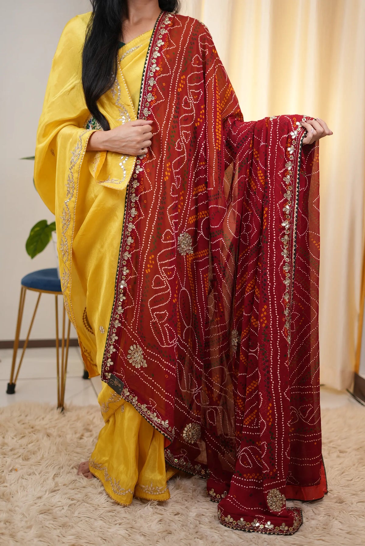 1.5 paat wide Shekhawati Bandhani chunri dupatta held by model