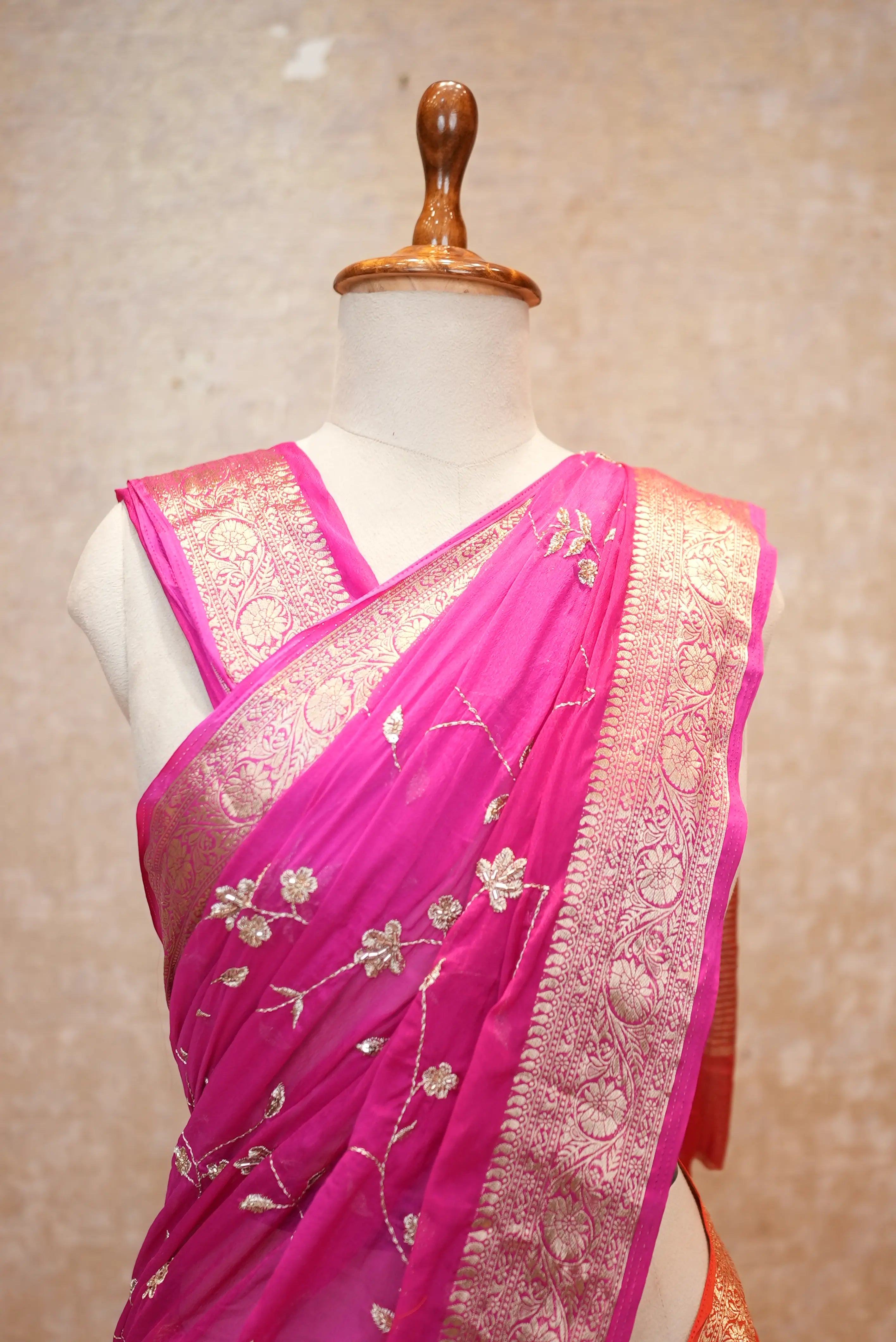 Jaal Pattern Heavy Looking Saree In Dual Tone With Zari Border (With Blouse)