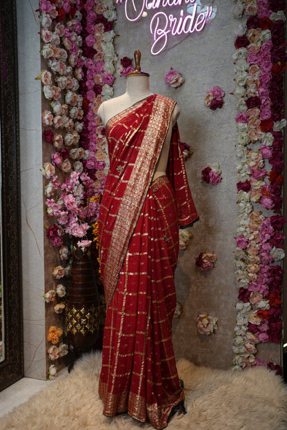 KARWA CHOUTH SPECIAL RED COLOUR SAREE WITH ZARI VIEWING BORDER & BUTI ON GEORGETTE FABRIC (WITH CONTRAST GREEN COLOUR BLOUSE)     ##SR463