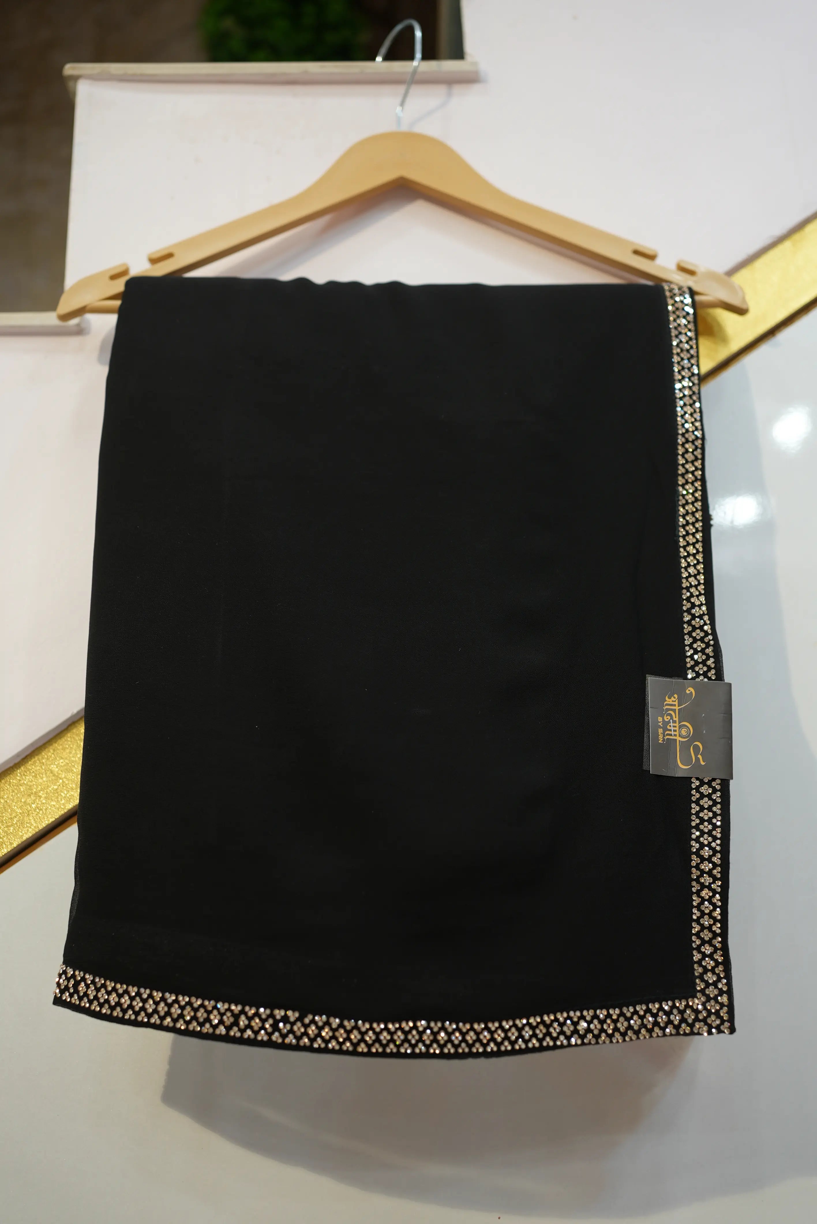 Elegant Georgette Saree with Zarkan Border & Stylish Belt (With Blouse)