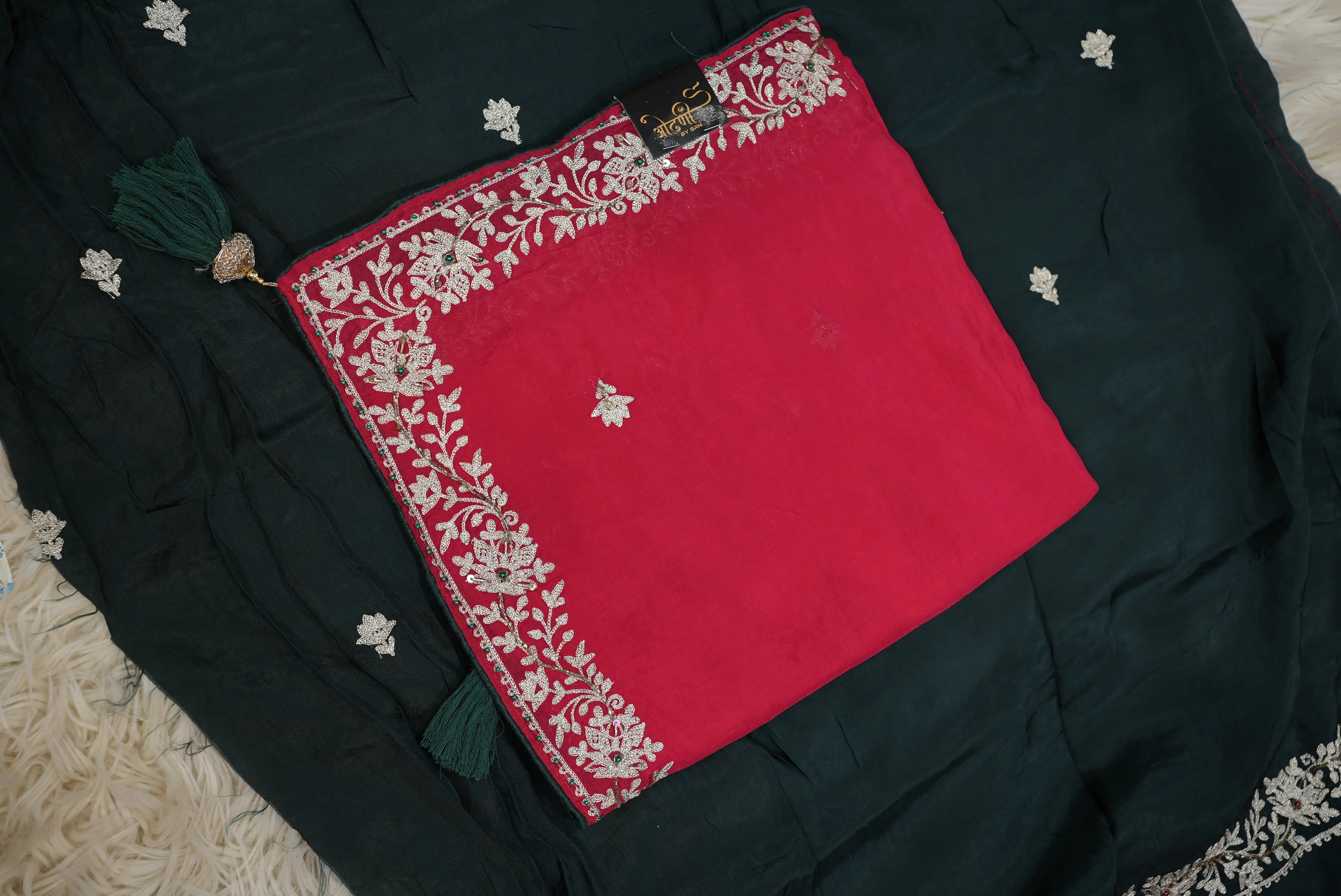 Saree with Border Pattern & Vintage Work (with Blouse)