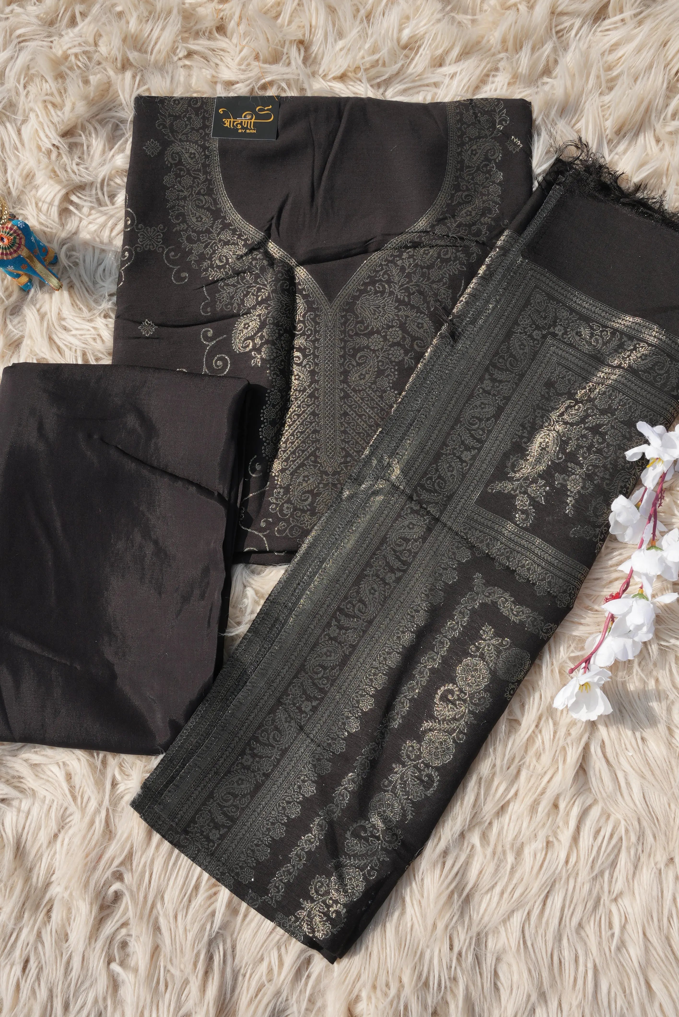 3-PIECE SUIT FABRIC WITH THRED WORK ON WOOLEN FABRIC WITH DUPATTA