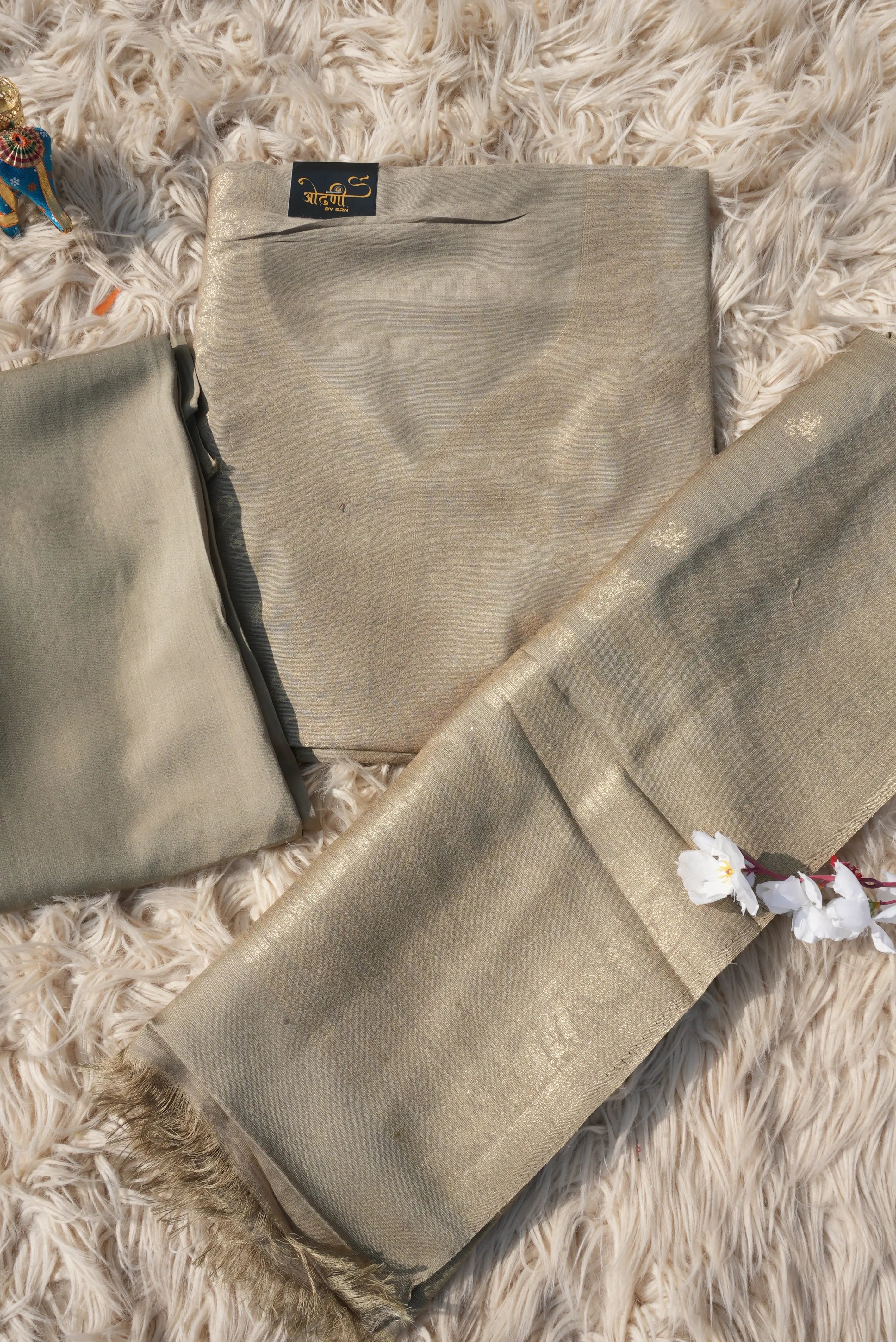 3-PIECE SUIT FABRIC WITH THRED WORK ON WOOLEN FABRIC WITH DUPATTA