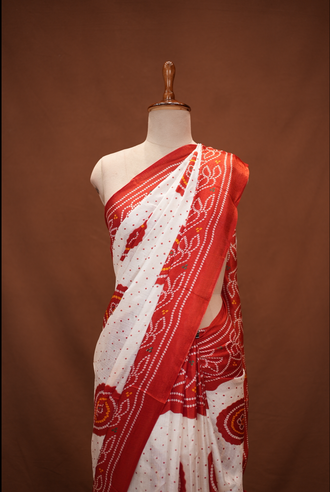 Faag Special Bandhani Print Saree (With Red Colour Blouse)