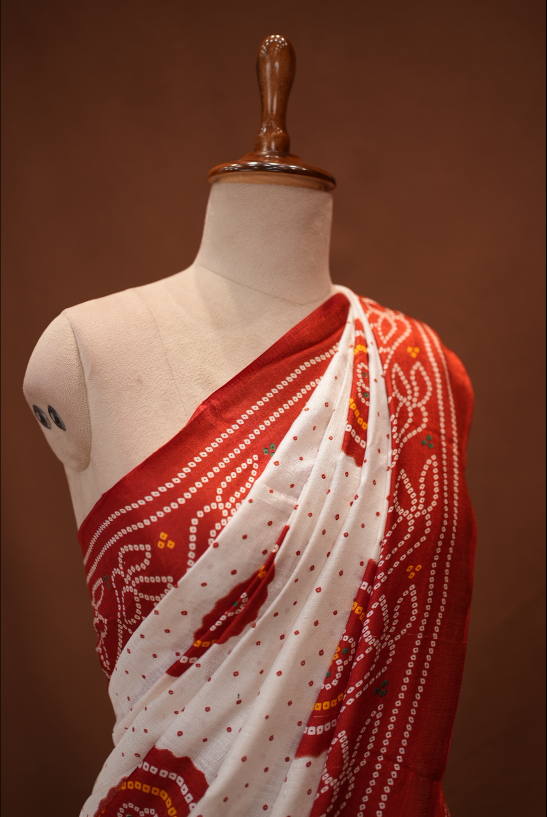 Faag Special Bandhani Print Saree (With Red Colour Blouse)